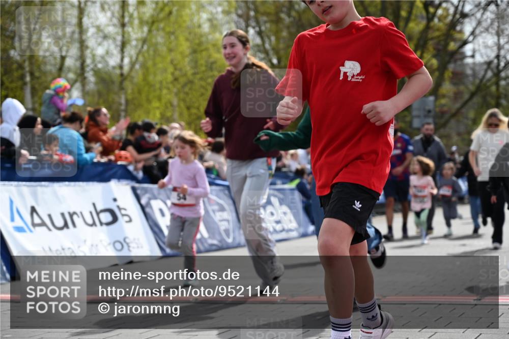 12.04.2026 - 45. Internationalen Wilhelmsburger Insellauf J. Mangold http://msf.ph/oto/9521144 12.04.2026 14:10:54 Ziel 701, 699, 703, 54, 147, 112, 643, 1514 meine-sportfotos.de