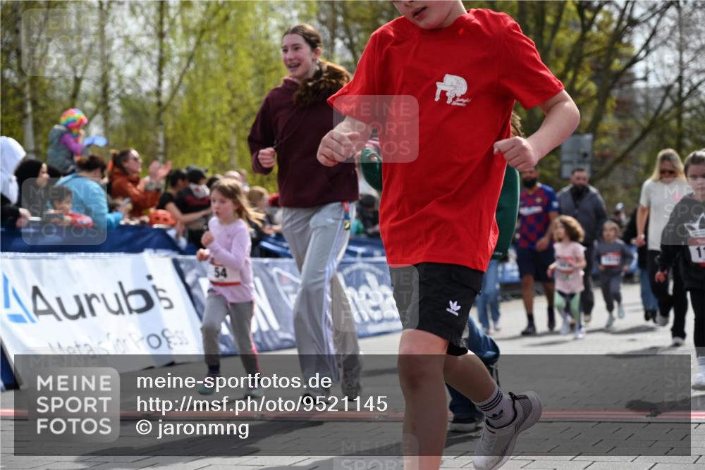 12.04.2026 - 45. Internationalen Wilhelmsburger Insellauf J. Mangold http://msf.ph/oto/9521145 12.04.2026 14:10:54 Ziel 701, 699, 703, 54, 147, 112, 643, 1514 meine-sportfotos.de
