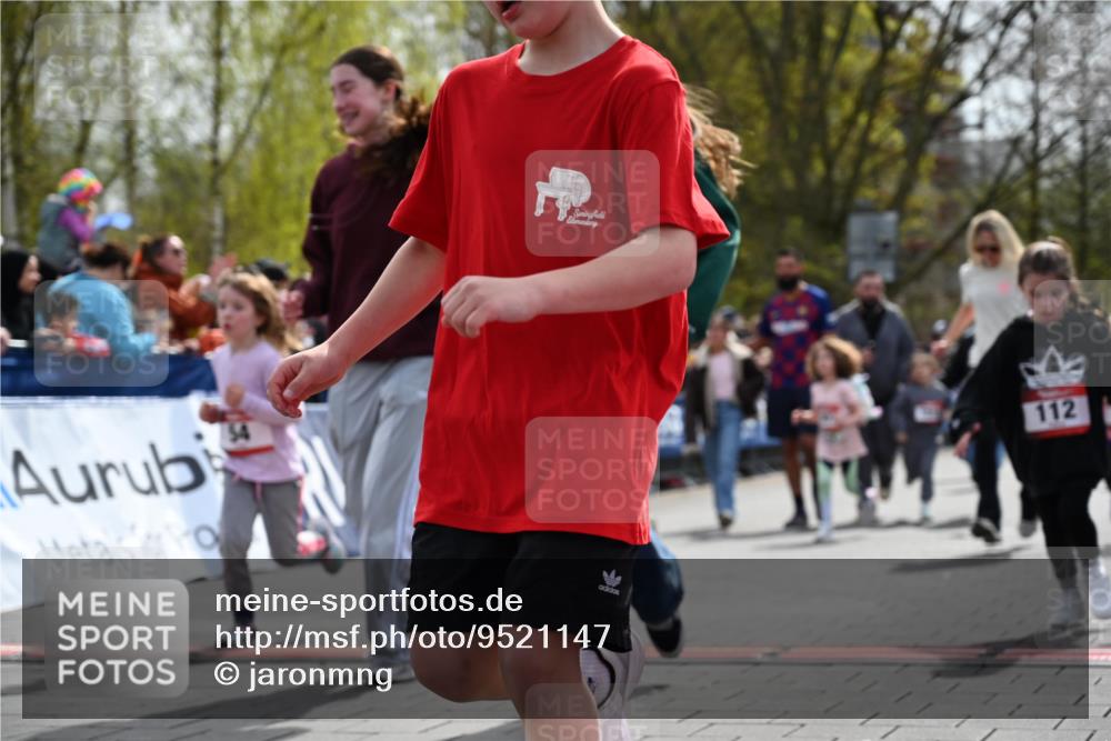 12.04.2026 - 45. Internationalen Wilhelmsburger Insellauf J. Mangold http://msf.ph/oto/9521147 12.04.2026 14:10:54 Ziel 701, 699, 703, 54, 147, 112, 643, 1514 meine-sportfotos.de