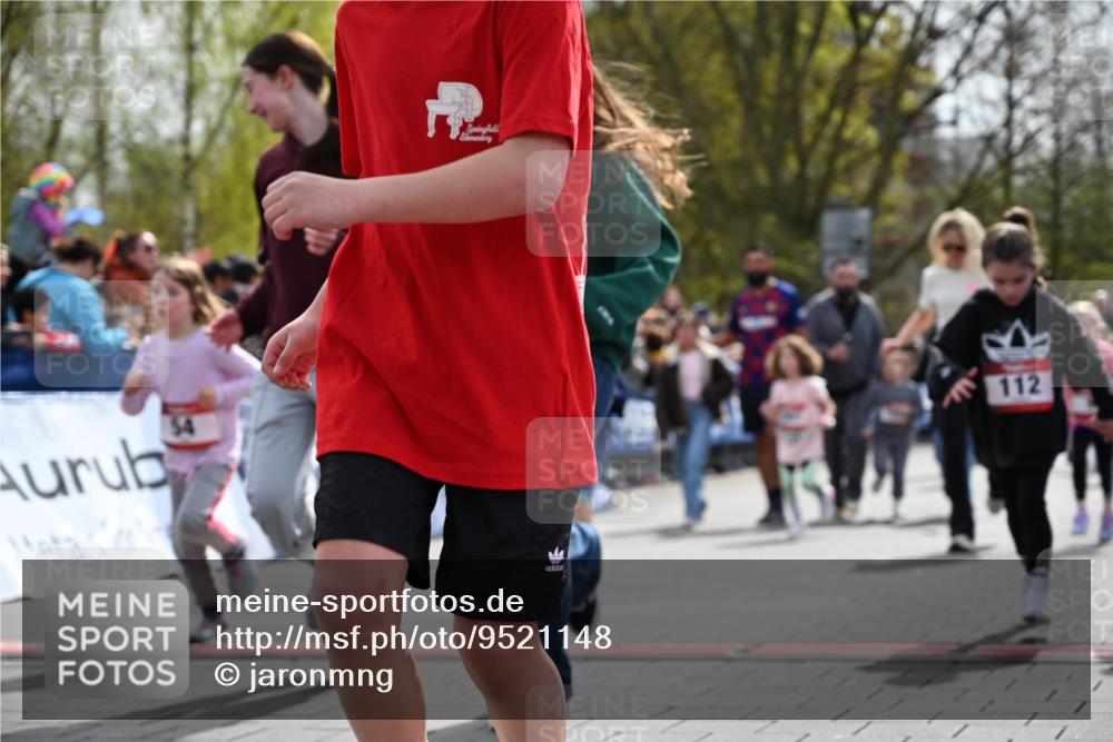 12.04.2026 - 45. Internationalen Wilhelmsburger Insellauf J. Mangold http://msf.ph/oto/9521148 12.04.2026 14:10:54 Ziel 701, 699, 703, 54, 147, 112, 643, 1514 meine-sportfotos.de