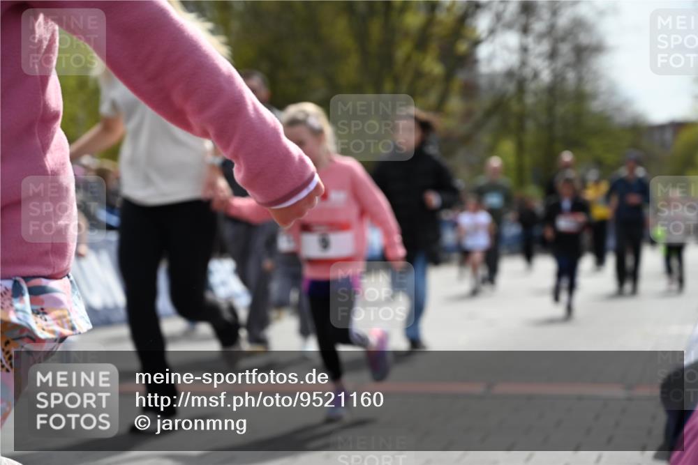 12.04.2026 - 45. Internationalen Wilhelmsburger Insellauf J. Mangold http://msf.ph/oto/9521160 12.04.2026 14:10:57 Ziel 54, 147, 112, 643, 1514, 1526, 700, 707 meine-sportfotos.de