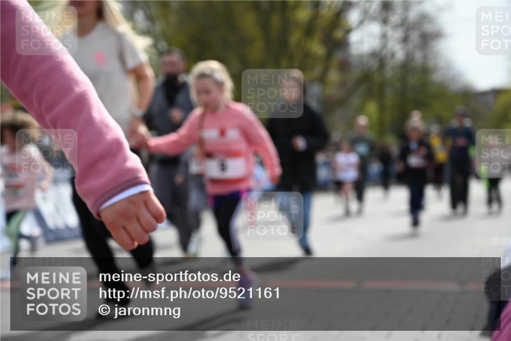 12.04.2026 - 45. Internationalen Wilhelmsburger Insellauf J. Mangold http://msf.ph/oto/9521161 12.04.2026 14:10:57 Ziel 54, 147, 112, 643, 1514, 1526, 700, 707 meine-sportfotos.de