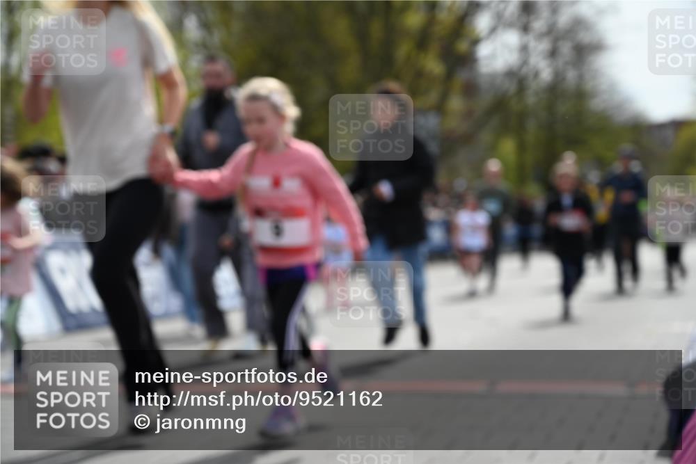 12.04.2026 - 45. Internationalen Wilhelmsburger Insellauf J. Mangold http://msf.ph/oto/9521162 12.04.2026 14:10:57 Ziel 54, 147, 112, 643, 1514, 1526, 700, 707 meine-sportfotos.de