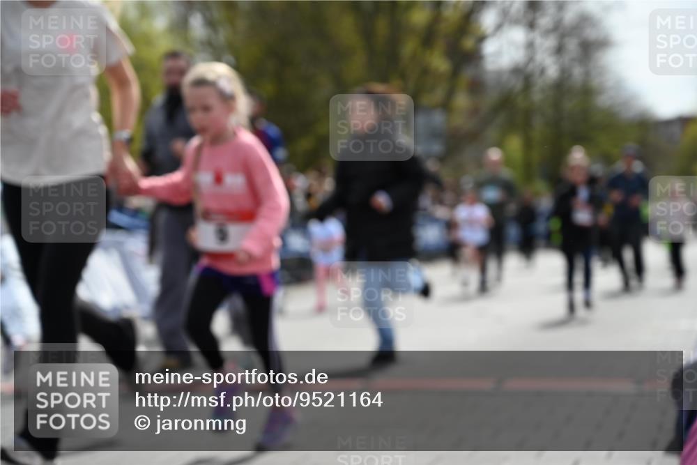 12.04.2026 - 45. Internationalen Wilhelmsburger Insellauf J. Mangold http://msf.ph/oto/9521164 12.04.2026 14:10:57 Ziel 54, 147, 112, 643, 1514, 1526, 700, 707 meine-sportfotos.de