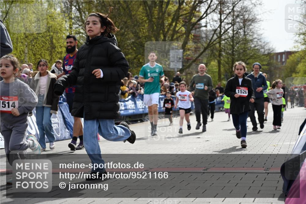12.04.2026 - 45. Internationalen Wilhelmsburger Insellauf J. Mangold http://msf.ph/oto/9521166 12.04.2026 14:10:58 Ziel 54, 147, 112, 643, 1514, 1526, 700, 707, 727, 57, 728 meine-sportfotos.de