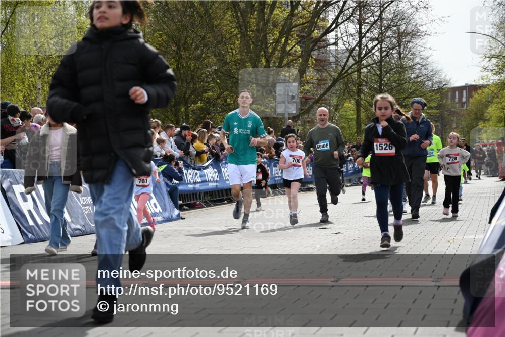 12.04.2026 - 45. Internationalen Wilhelmsburger Insellauf J. Mangold http://msf.ph/oto/9521169 12.04.2026 14:10:58 Ziel 54, 147, 112, 643, 1514, 1526, 700, 707, 727, 57, 728 meine-sportfotos.de