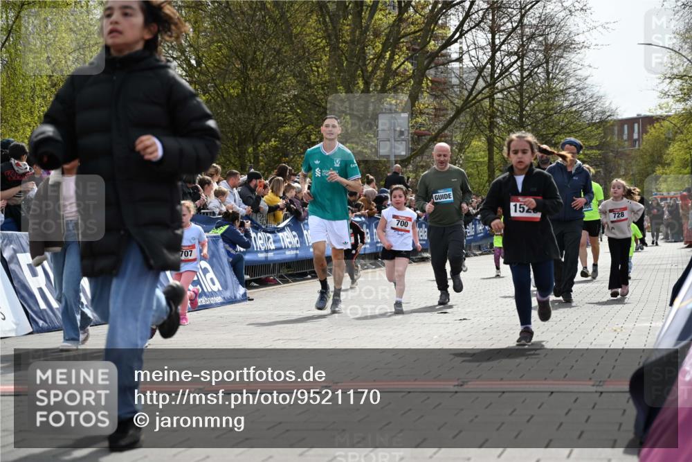 12.04.2026 - 45. Internationalen Wilhelmsburger Insellauf J. Mangold http://msf.ph/oto/9521170 12.04.2026 14:10:58 Ziel 54, 147, 112, 643, 1514, 1526, 700, 707, 727, 57, 728 meine-sportfotos.de