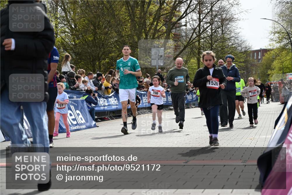 12.04.2026 - 45. Internationalen Wilhelmsburger Insellauf J. Mangold http://msf.ph/oto/9521172 12.04.2026 14:10:58 Ziel 54, 147, 112, 643, 1514, 1526, 700, 707, 727, 57, 728 meine-sportfotos.de