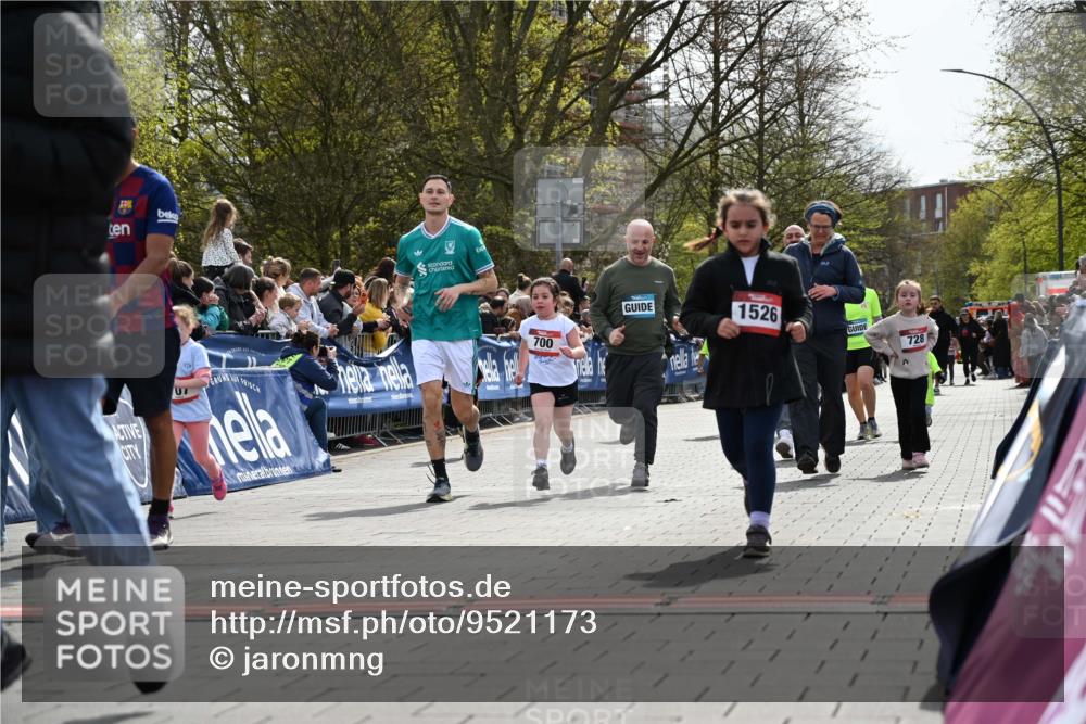 12.04.2026 - 45. Internationalen Wilhelmsburger Insellauf J. Mangold http://msf.ph/oto/9521173 12.04.2026 14:10:58 Ziel 54, 147, 112, 643, 1514, 1526, 700, 707, 727, 57, 728 meine-sportfotos.de