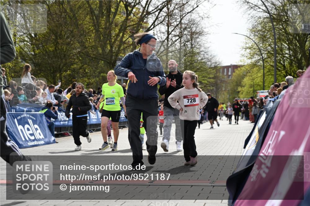 12.04.2026 - 45. Internationalen Wilhelmsburger Insellauf J. Mangold http://msf.ph/oto/9521187 12.04.2026 14:11:01 Ziel 1514, 1526, 700, 707, 727, 57, 728, 584, 568 meine-sportfotos.de