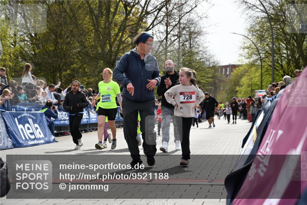 12.04.2026 - 45. Internationalen Wilhelmsburger Insellauf J. Mangold http://msf.ph/oto/9521188 12.04.2026 14:11:01 Ziel 1514, 1526, 700, 707, 727, 57, 728, 584, 568 meine-sportfotos.de