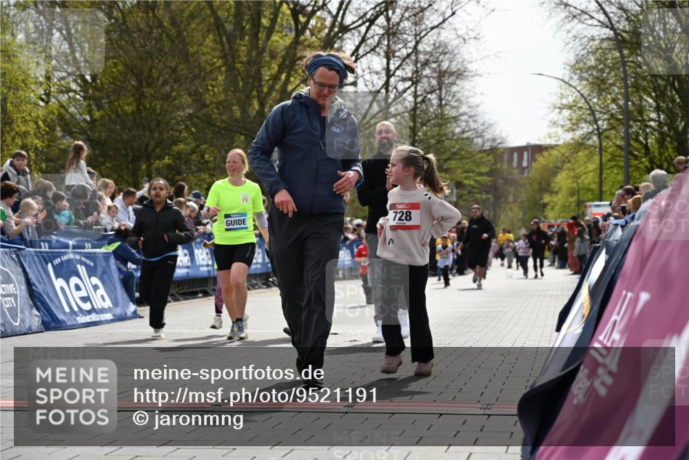 12.04.2026 - 45. Internationalen Wilhelmsburger Insellauf J. Mangold http://msf.ph/oto/9521191 12.04.2026 14:11:02 Ziel 1526, 700, 707, 727, 57, 728, 584, 568 meine-sportfotos.de