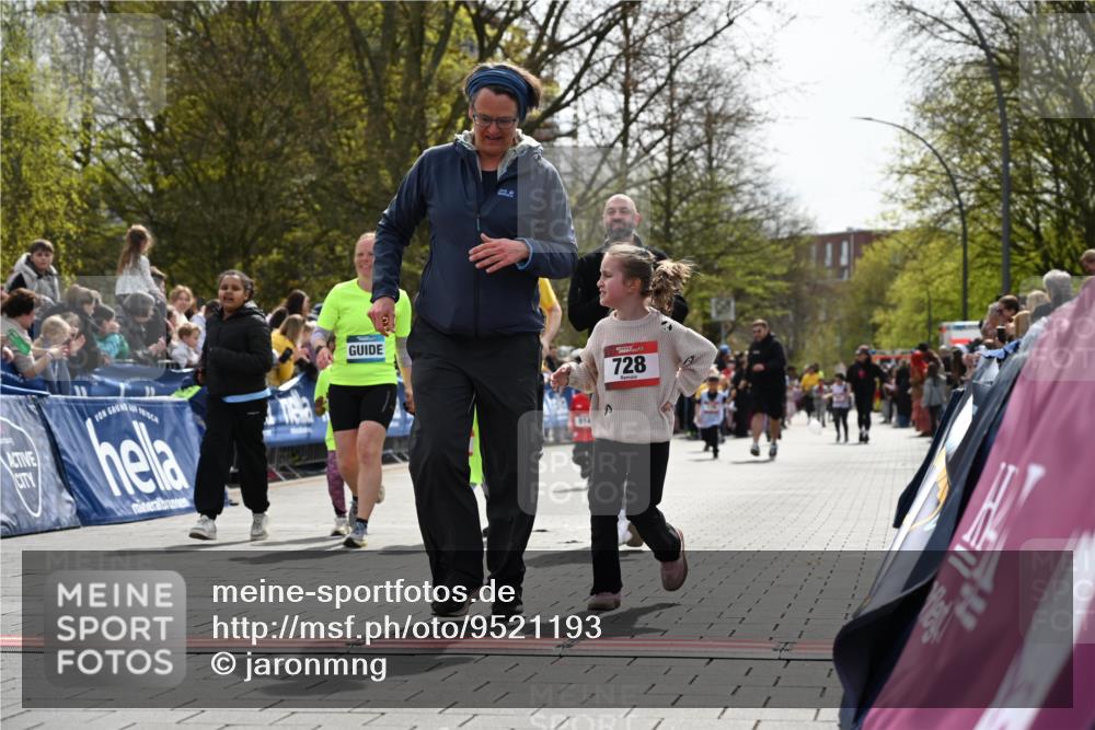 12.04.2026 - 45. Internationalen Wilhelmsburger Insellauf J. Mangold http://msf.ph/oto/9521193 12.04.2026 14:11:02 Ziel 1526, 700, 707, 727, 57, 728, 584, 568 meine-sportfotos.de