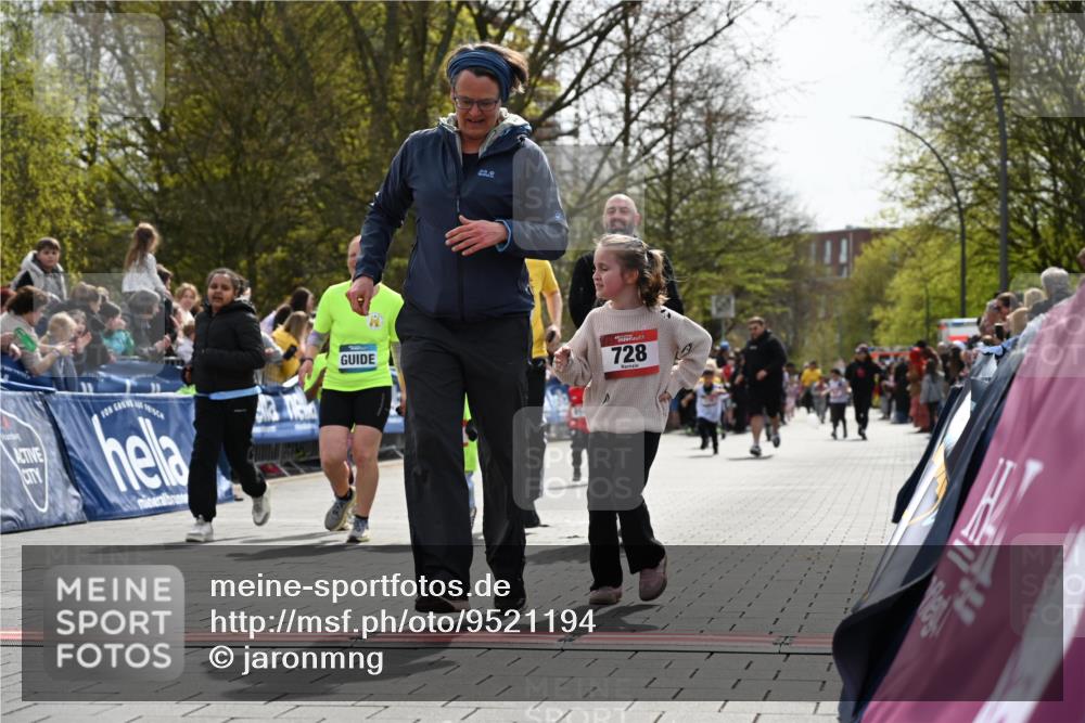 12.04.2026 - 45. Internationalen Wilhelmsburger Insellauf J. Mangold http://msf.ph/oto/9521194 12.04.2026 14:11:02 Ziel 1526, 700, 707, 727, 57, 728, 584, 568 meine-sportfotos.de