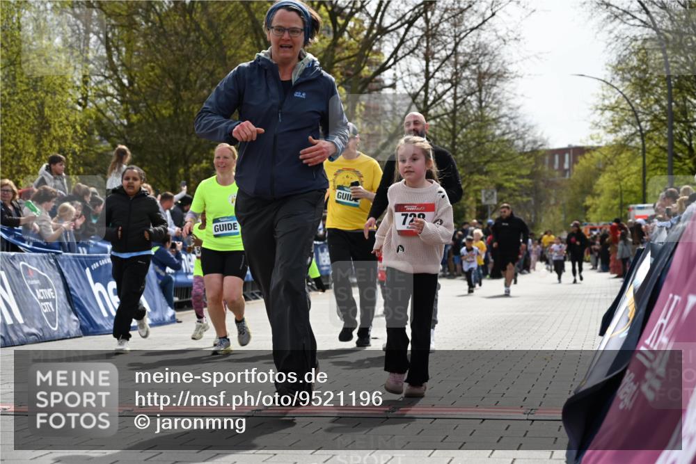 12.04.2026 - 45. Internationalen Wilhelmsburger Insellauf J. Mangold http://msf.ph/oto/9521196 12.04.2026 14:11:02 Ziel 1526, 700, 707, 727, 57, 728, 584, 568 meine-sportfotos.de