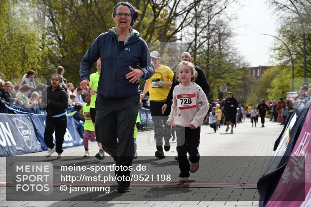 12.04.2026 - 45. Internationalen Wilhelmsburger Insellauf J. Mangold http://msf.ph/oto/9521198 12.04.2026 14:11:02 Ziel 1526, 700, 707, 727, 57, 728, 584, 568 meine-sportfotos.de