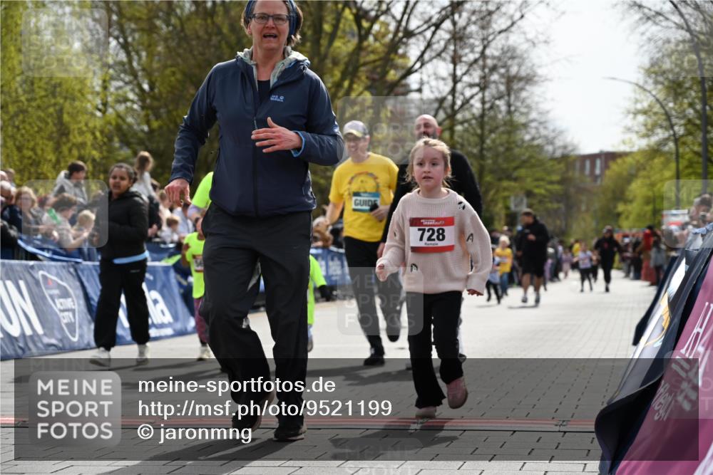 12.04.2026 - 45. Internationalen Wilhelmsburger Insellauf J. Mangold http://msf.ph/oto/9521199 12.04.2026 14:11:02 Ziel 1526, 700, 707, 727, 57, 728, 584, 568 meine-sportfotos.de