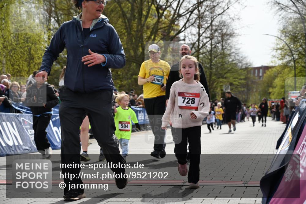 12.04.2026 - 45. Internationalen Wilhelmsburger Insellauf J. Mangold http://msf.ph/oto/9521202 12.04.2026 14:11:03 Ziel 1526, 700, 707, 727, 57, 728, 584, 568, 914 meine-sportfotos.de