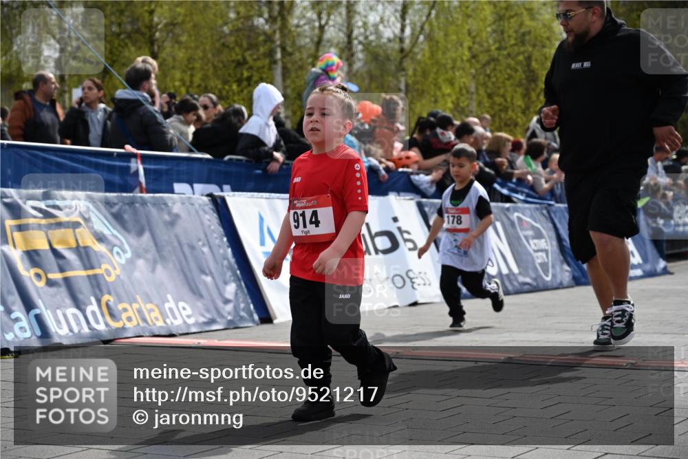 12.04.2026 - 45. Internationalen Wilhelmsburger Insellauf J. Mangold http://msf.ph/oto/9521217 12.04.2026 14:11:09 Ziel 914, 178, 630, 43 meine-sportfotos.de