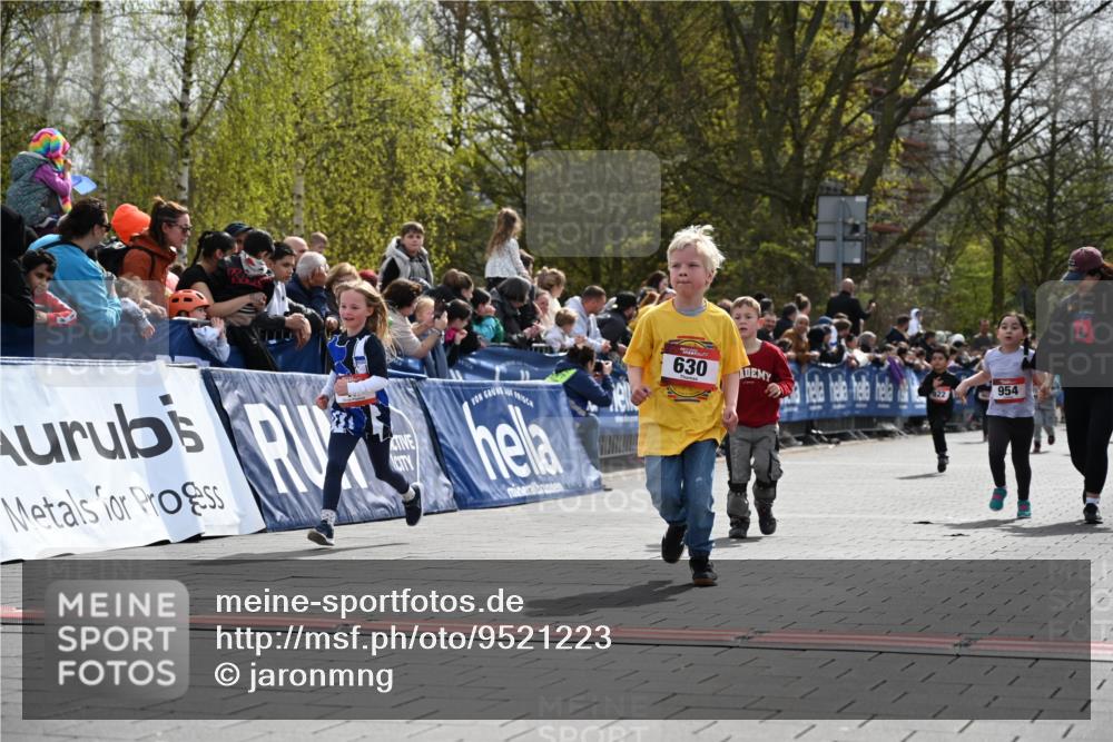 12.04.2026 - 45. Internationalen Wilhelmsburger Insellauf J. Mangold http://msf.ph/oto/9521223 12.04.2026 14:11:11 Ziel 914, 178, 630, 43, 954, 922 meine-sportfotos.de