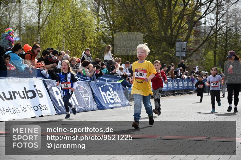 12.04.2026 - 45. Internationalen Wilhelmsburger Insellauf J. Mangold http://msf.ph/oto/9521225 12.04.2026 14:11:11 Ziel 914, 178, 630, 43, 954, 922 meine-sportfotos.de