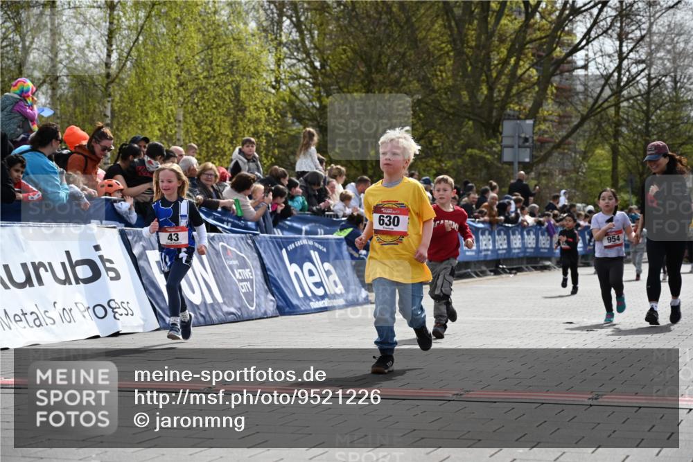 12.04.2026 - 45. Internationalen Wilhelmsburger Insellauf J. Mangold http://msf.ph/oto/9521226 12.04.2026 14:11:11 Ziel 914, 178, 630, 43, 954, 922 meine-sportfotos.de