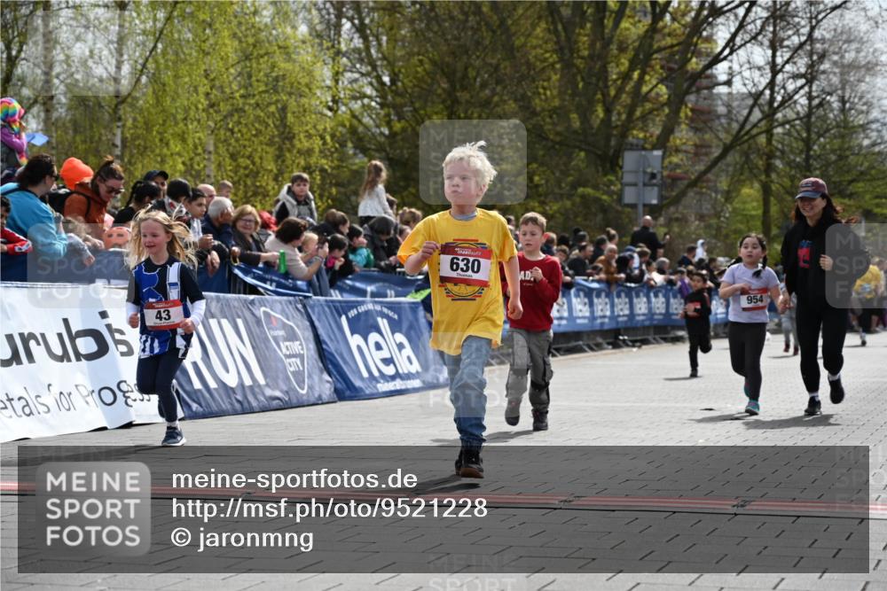 12.04.2026 - 45. Internationalen Wilhelmsburger Insellauf J. Mangold http://msf.ph/oto/9521228 12.04.2026 14:11:12 Ziel 178, 630, 43, 954, 922 meine-sportfotos.de