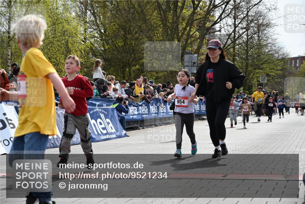 12.04.2026 - 45. Internationalen Wilhelmsburger Insellauf J. Mangold http://msf.ph/oto/9521234 12.04.2026 14:11:13 Ziel 178, 630, 43, 954, 922 meine-sportfotos.de