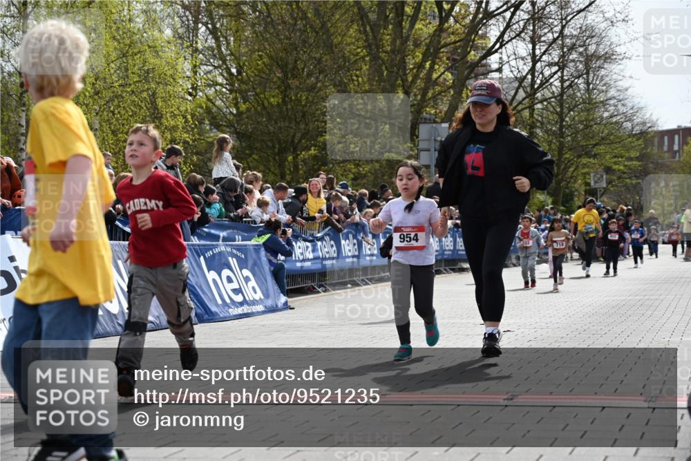 12.04.2026 - 45. Internationalen Wilhelmsburger Insellauf J. Mangold http://msf.ph/oto/9521235 12.04.2026 14:11:13 Ziel 178, 630, 43, 954, 922 meine-sportfotos.de