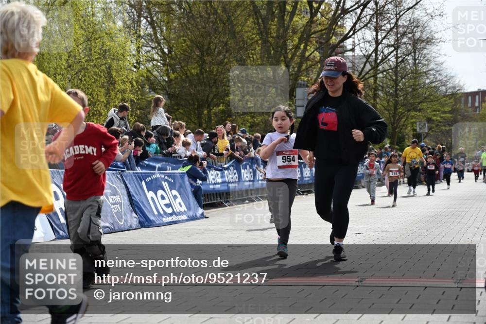 12.04.2026 - 45. Internationalen Wilhelmsburger Insellauf J. Mangold http://msf.ph/oto/9521237 12.04.2026 14:11:13 Ziel 178, 630, 43, 954, 922 meine-sportfotos.de