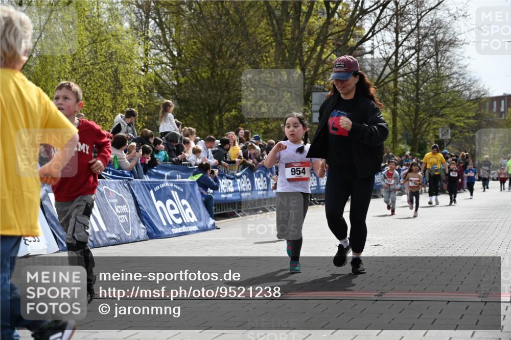 12.04.2026 - 45. Internationalen Wilhelmsburger Insellauf J. Mangold http://msf.ph/oto/9521238 12.04.2026 14:11:13 Ziel 178, 630, 43, 954, 922 meine-sportfotos.de