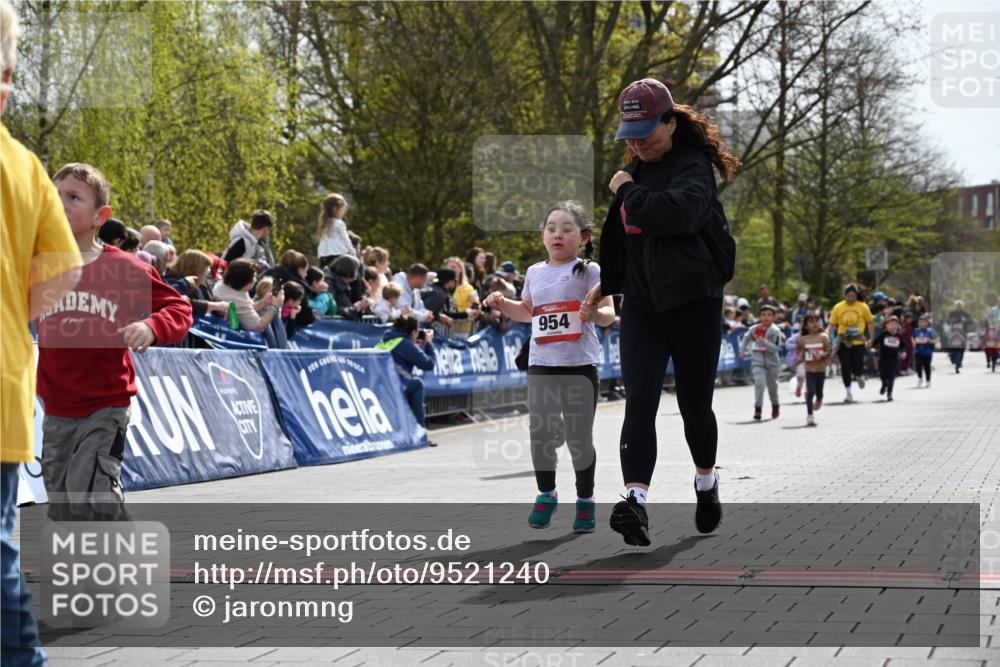 12.04.2026 - 45. Internationalen Wilhelmsburger Insellauf J. Mangold http://msf.ph/oto/9521240 12.04.2026 14:11:14 Ziel 630, 43, 954, 922, 718 meine-sportfotos.de