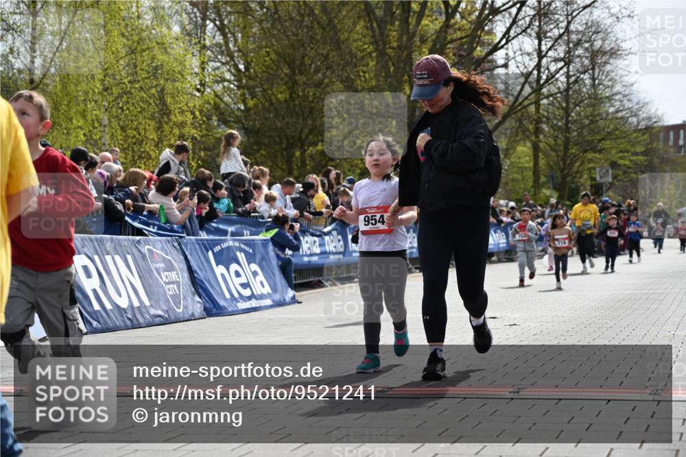 12.04.2026 - 45. Internationalen Wilhelmsburger Insellauf J. Mangold http://msf.ph/oto/9521241 12.04.2026 14:11:14 Ziel 630, 43, 954, 922, 718 meine-sportfotos.de