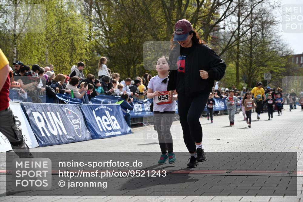 12.04.2026 - 45. Internationalen Wilhelmsburger Insellauf J. Mangold http://msf.ph/oto/9521243 12.04.2026 14:11:14 Ziel 630, 43, 954, 922, 718 meine-sportfotos.de