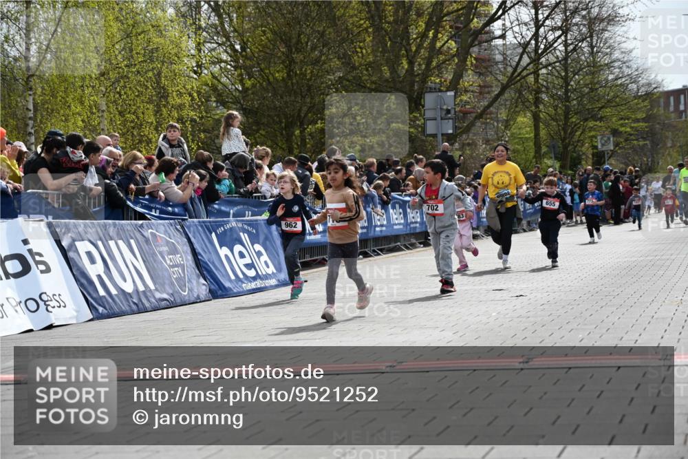 12.04.2026 - 45. Internationalen Wilhelmsburger Insellauf J. Mangold http://msf.ph/oto/9521252 12.04.2026 14:11:17 Ziel 954, 922, 718, 962, 702, 655 meine-sportfotos.de
