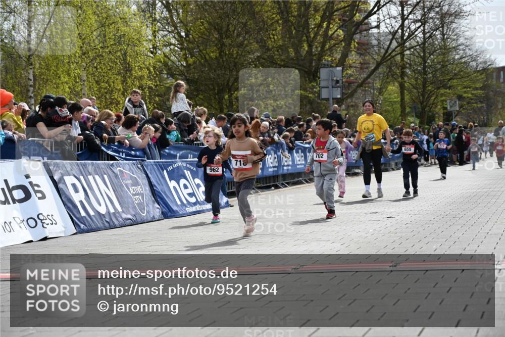 12.04.2026 - 45. Internationalen Wilhelmsburger Insellauf J. Mangold http://msf.ph/oto/9521254 12.04.2026 14:11:18 Ziel 954, 922, 718, 962, 702, 655, 783 meine-sportfotos.de