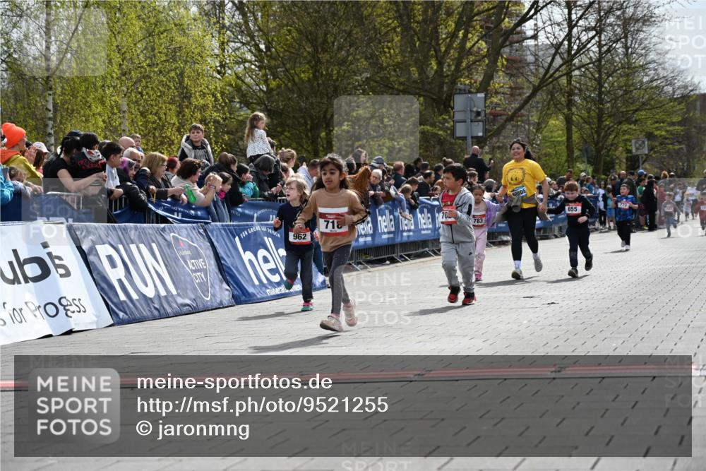 12.04.2026 - 45. Internationalen Wilhelmsburger Insellauf J. Mangold http://msf.ph/oto/9521255 12.04.2026 14:11:18 Ziel 954, 922, 718, 962, 702, 655, 783 meine-sportfotos.de