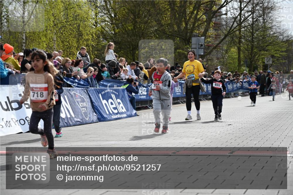 12.04.2026 - 45. Internationalen Wilhelmsburger Insellauf J. Mangold http://msf.ph/oto/9521257 12.04.2026 14:11:19 Ziel 922, 718, 962, 702, 655, 783 meine-sportfotos.de