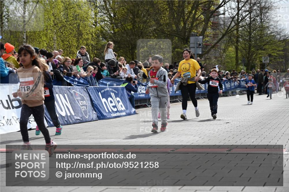 12.04.2026 - 45. Internationalen Wilhelmsburger Insellauf J. Mangold http://msf.ph/oto/9521258 12.04.2026 14:11:19 Ziel 922, 718, 962, 702, 655, 783 meine-sportfotos.de