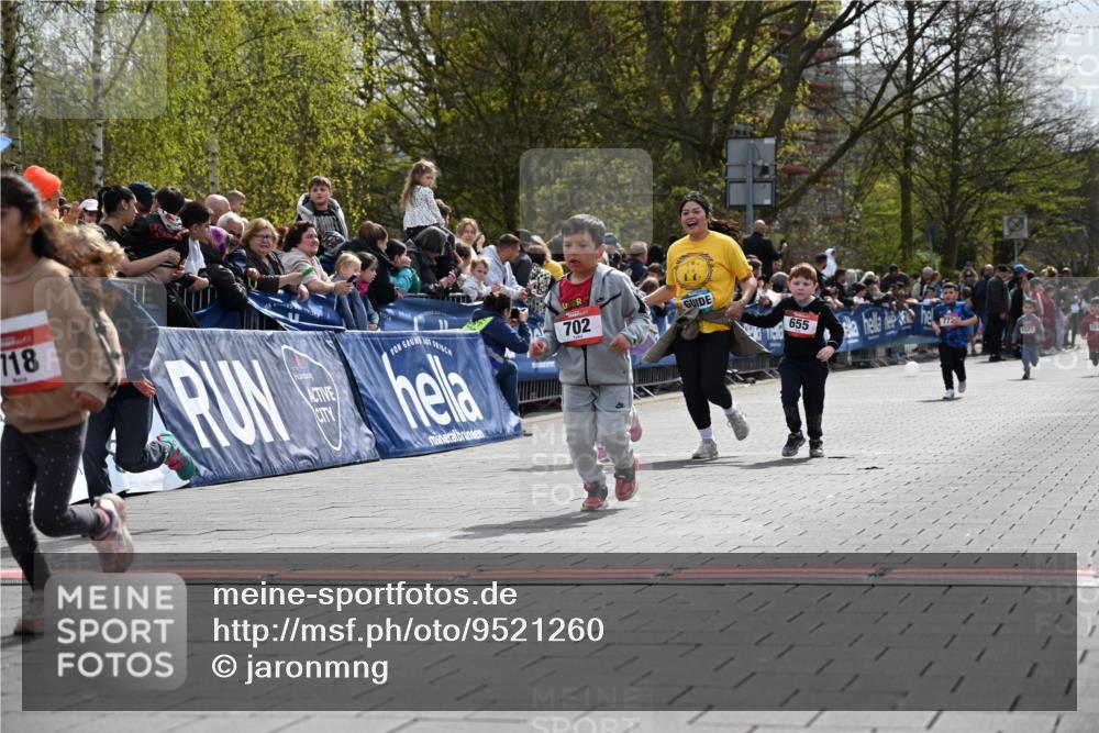 12.04.2026 - 45. Internationalen Wilhelmsburger Insellauf J. Mangold http://msf.ph/oto/9521260 12.04.2026 14:11:19 Ziel 922, 718, 962, 702, 655, 783 meine-sportfotos.de