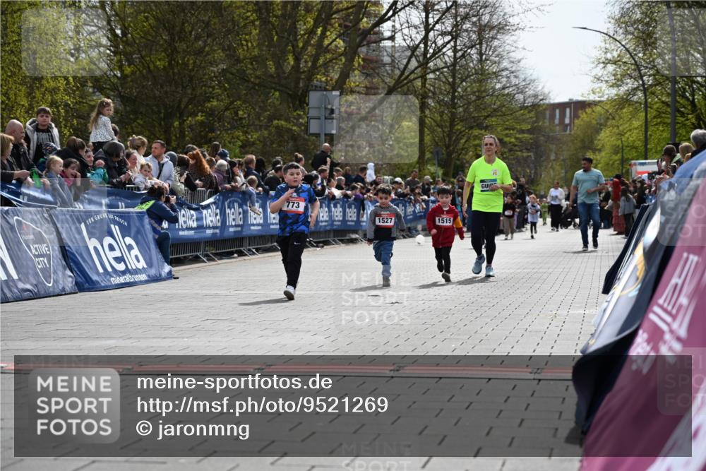 12.04.2026 - 45. Internationalen Wilhelmsburger Insellauf J. Mangold http://msf.ph/oto/9521269 12.04.2026 14:11:24 Ziel 702, 655, 783, 773, 1527, 1515 meine-sportfotos.de