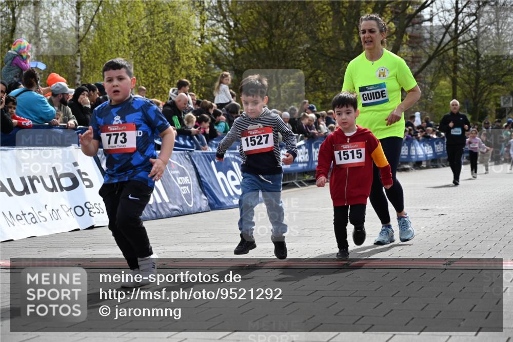 12.04.2026 - 45. Internationalen Wilhelmsburger Insellauf J. Mangold http://msf.ph/oto/9521292 12.04.2026 14:11:28 Ziel 773, 1527, 1515 meine-sportfotos.de