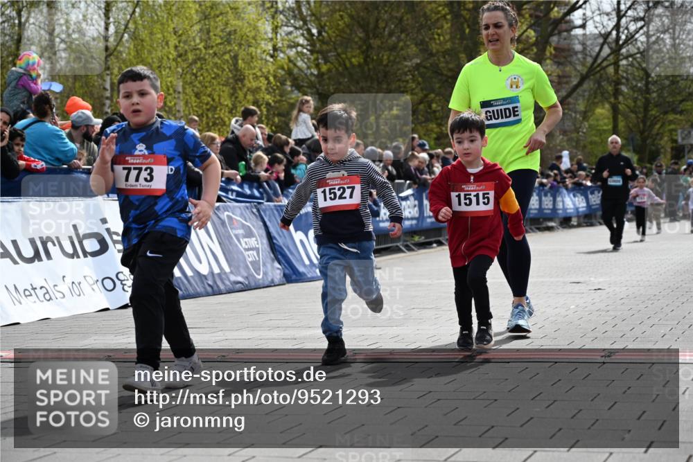 12.04.2026 - 45. Internationalen Wilhelmsburger Insellauf J. Mangold http://msf.ph/oto/9521293 12.04.2026 14:11:28 Ziel 773, 1527, 1515 meine-sportfotos.de