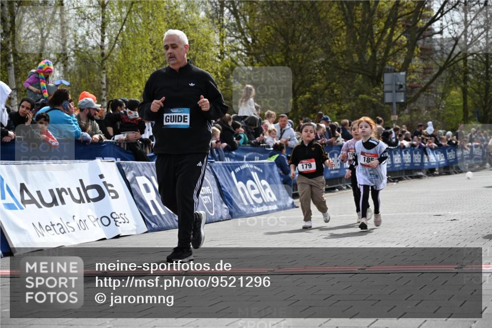 12.04.2026 - 45. Internationalen Wilhelmsburger Insellauf J. Mangold http://msf.ph/oto/9521296 12.04.2026 14:11:34 Ziel 185, 193, 179 meine-sportfotos.de