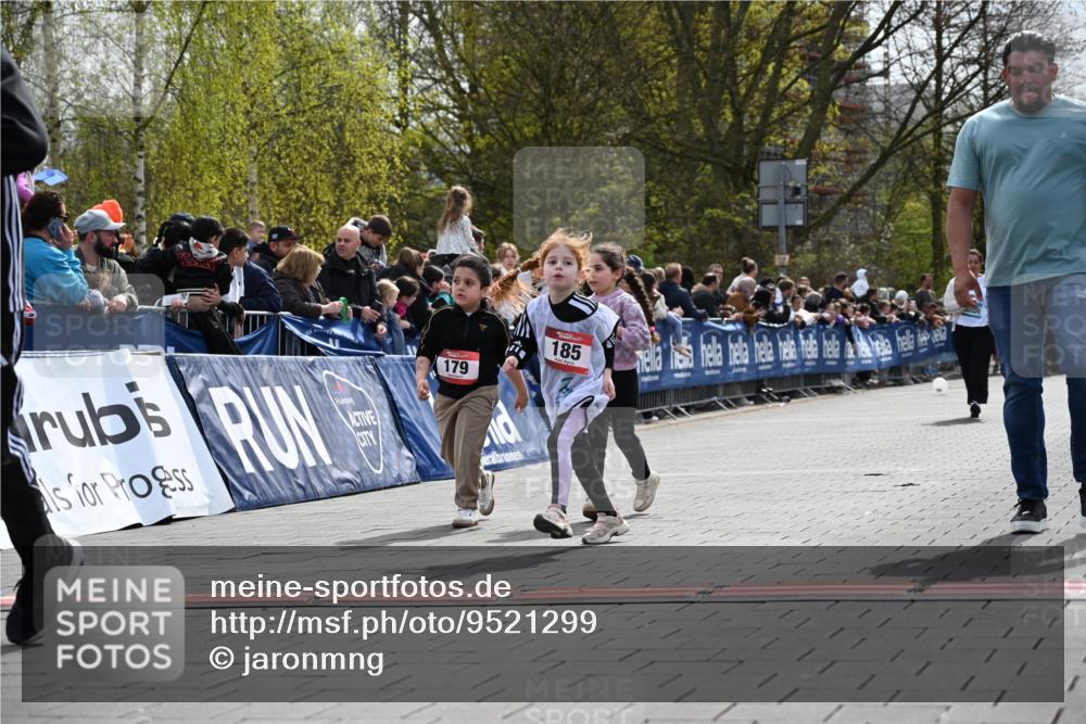 12.04.2026 - 45. Internationalen Wilhelmsburger Insellauf J. Mangold http://msf.ph/oto/9521299 12.04.2026 14:11:35 Ziel 185, 193, 179 meine-sportfotos.de