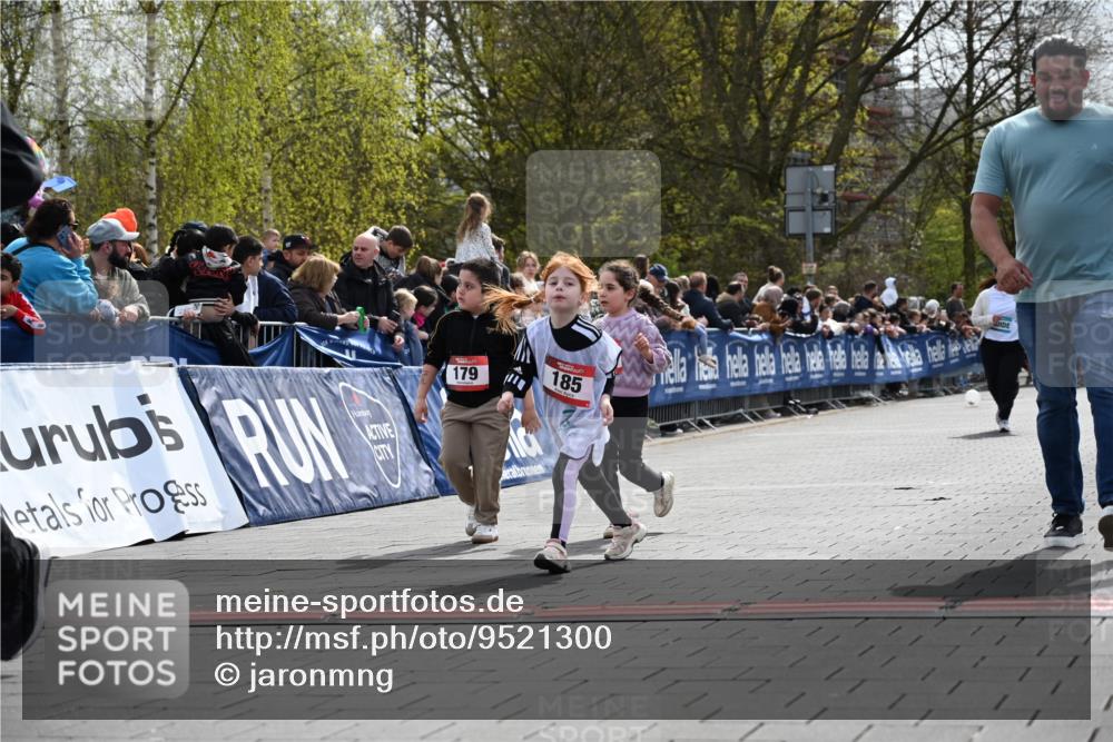 12.04.2026 - 45. Internationalen Wilhelmsburger Insellauf J. Mangold http://msf.ph/oto/9521300 12.04.2026 14:11:35 Ziel 185, 193, 179 meine-sportfotos.de