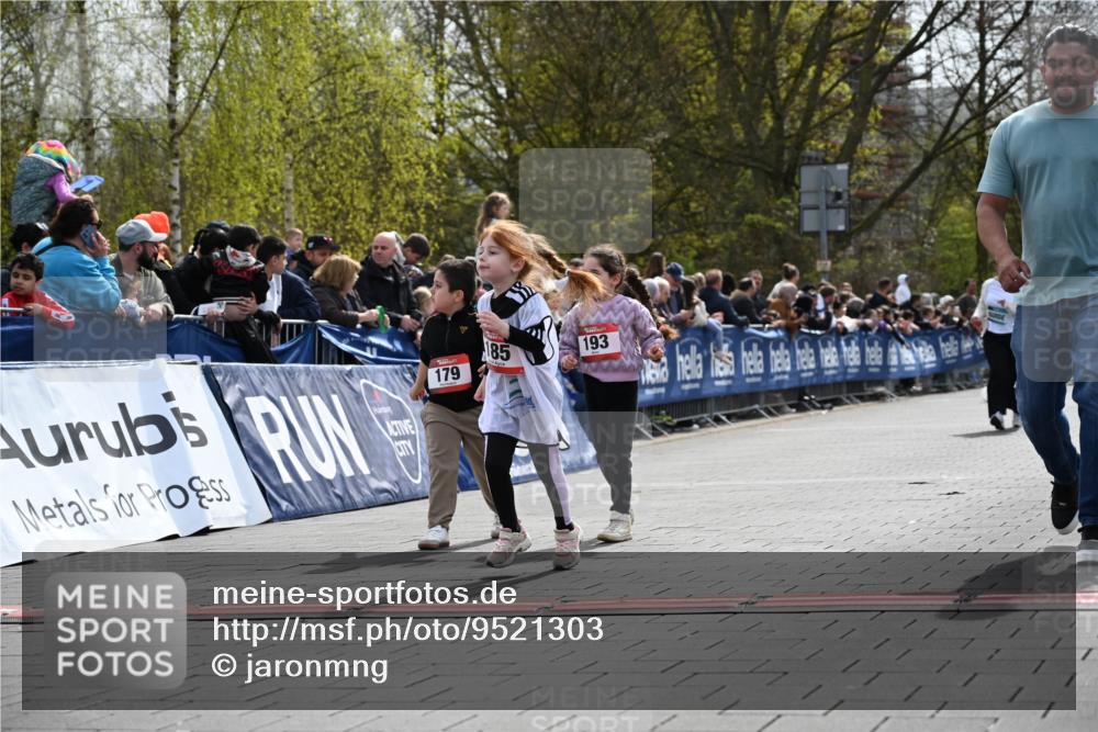 12.04.2026 - 45. Internationalen Wilhelmsburger Insellauf J. Mangold http://msf.ph/oto/9521303 12.04.2026 14:11:36 Ziel 185, 193, 179 meine-sportfotos.de