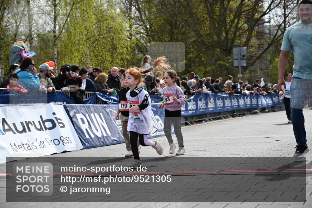 12.04.2026 - 45. Internationalen Wilhelmsburger Insellauf J. Mangold http://msf.ph/oto/9521305 12.04.2026 14:11:36 Ziel 185, 193, 179 meine-sportfotos.de