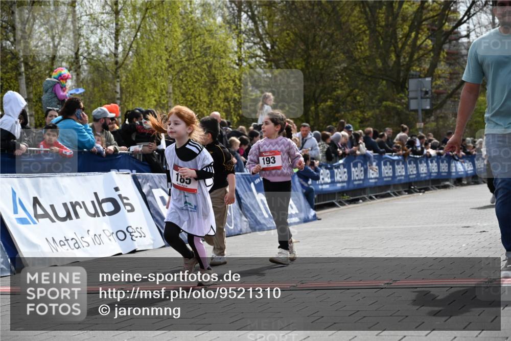 12.04.2026 - 45. Internationalen Wilhelmsburger Insellauf J. Mangold http://msf.ph/oto/9521310 12.04.2026 14:11:36 Ziel 185, 193, 179 meine-sportfotos.de