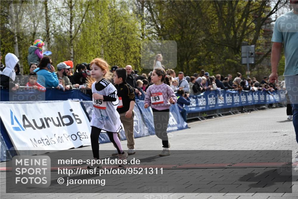 12.04.2026 - 45. Internationalen Wilhelmsburger Insellauf J. Mangold http://msf.ph/oto/9521311 12.04.2026 14:11:36 Ziel 185, 193, 179 meine-sportfotos.de